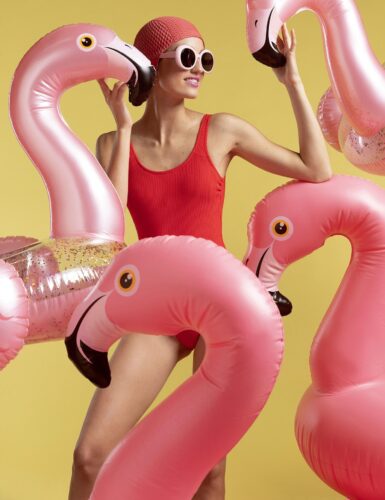 jeune-femme-natation-flamingo